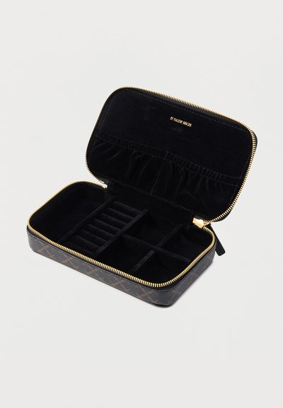 Μαύρη θήκη κοσμημάτων από δέρμα με χρυσό φερμουάρ, εσωτερικό από βελούδο, πολλαπλές θήκες και ελαστικές ταινίες για ασφαλή αποθήκευση.