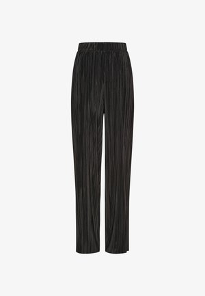 Juodos plisuotos kelnės su elastinga juosmena ir tiesiomis kojomis, su vertikaliomis briaunomis tekstūrai ir lygiam paviršiui.