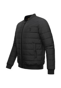 Czarna pikowana kurtka zapinana na zamek błyskawiczny, z prążkowanym kołnierzem i mankietami. Posiada małą naszywkę z logo na piersi oraz boczne kieszenie.