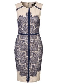 Bezramínková šaty béžové barvy s námořnicky modrou krajkovou vrstvou. Mají přiléhavý střih, kulatý výstřih a zapínání na zip na zadní straně.