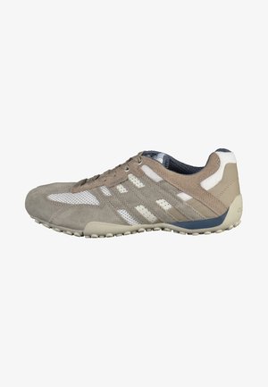 Lekki sneaker z szarym zamszowym i siateczkowym wierzchem, białymi akcentami i elastyczną gumową podeszwą. Posiada system sznurowania oraz wzmocniony czubek.