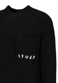 Schwarzer Strickpullover mit hohem Kragen, gerippter Textur, Fronttasche und weißem, gesticktem Detail "19U69" auf der Brust.