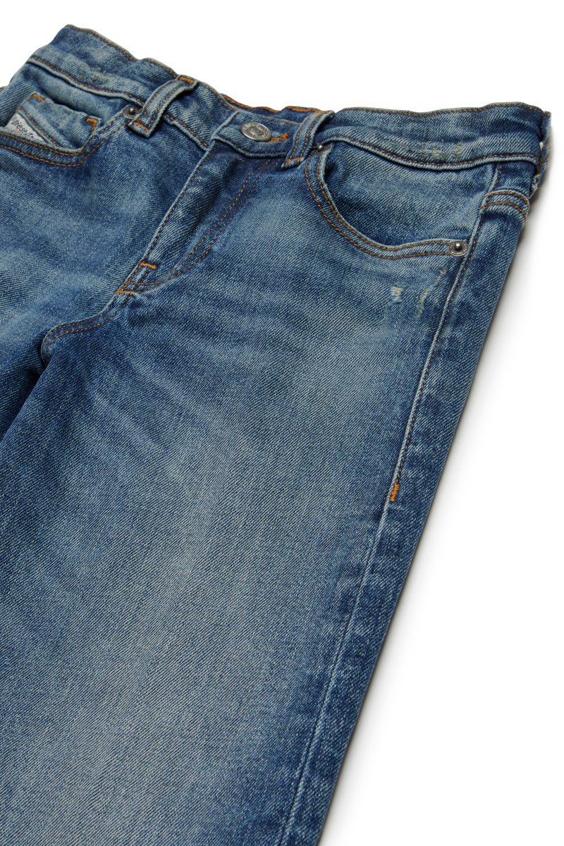 Jeans in denim con un lavaggio azzurro chiaro e una texture sbiadita. Presentano una chiusura con bottone, passanti per la cintura e più tasche, con cuciture a contrasto.