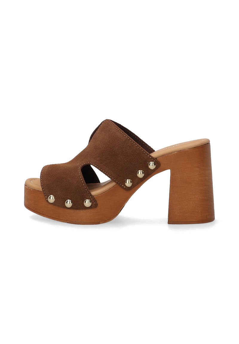 Bruine suede platform mules met open teen, voorzien van een brede band en gouden studs aan de zijkant, gemonteerd op een chunky houten hak.