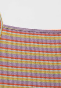 Tissu rayé en violet, orange, jaune et bleu clair. Texture côtelée avec des lignes horizontales alternées. Matière douce et extensible.