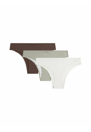 Tres braguitas de mujer, una marrón, otra gris estampada y otra blanca, colocadas superpuestas sobre un fondo blanco liso.