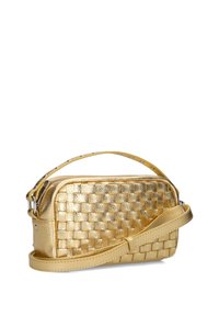Wovenes goldfarbenes Metallic-Clutch mit rechteckiger Form, glatter Textur, abnehmbarem Schulterriemen und Reißverschluss.