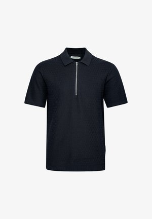 Polo de tela texturizada en azul marino oscuro, con cuello corto con cremallera y mangas cortas. Diseño simple sin patrones adicionales.