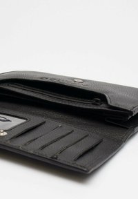 Portafoglio in pelle nera con finitura testurizzata, dotato di un compartimento con zip, slot per carte e chiusura a scatto.