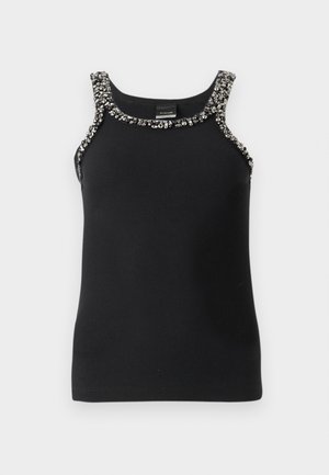 Zwarte geribbelde tanktop met versierde bandjes, voorzien van een patroon van kleine, glanzende kralen langs de halslijn.