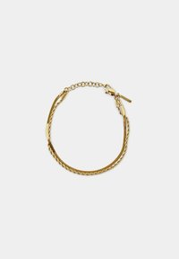 Gouden metalen armband met twee verweven strengen, waarvan de ene glad en de andere gestructureerd is, met een kettingverlenging en een karabijnhaaksluiting.