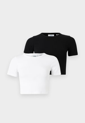 Két darab rövid ujjú, cropped T-shirt fekete és fehér színben, bordázott anyagból, kerek nyakkivágással és testhez simuló fazonnal.