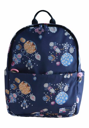 Marineblå rygsæk med blomster- og syningstema-tryk, med orange og blå nålepudedesign og frontlomme.