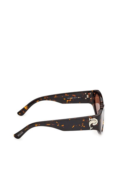 Solbriller med skildpaddemønster, tykke stænger, brune glas og et hvidt dekorativt logo på siderne, vinklet for at vise siden.