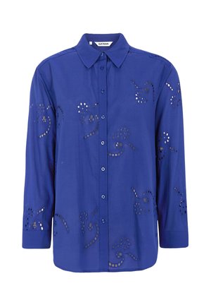 Sinine pika varrukaga särk klassikalise kraega, millel on tikitud lõigatud mustrid ja ees nupud. Sile, kerge kangas.