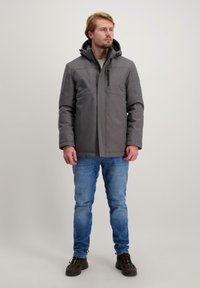 Grijze parka met een capuchon, voren een rits en twee borstzakken. Materiaal lijkt waterafstotend; zachte textuur en gestructureerd ontwerp.
