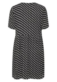 Schwarzes Kurzarmkleid mit weißem, geometrischem Muster, geraffter Taille und lockerem Schnitt, gefertigt aus leichtem Stoff.