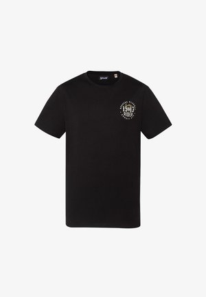 T-shirt nera a maniche corte con scollo tondo e piccolo design circolare di testo bianco e beige sulla parte superiore sinistra del petto con la scritta "1903 Rider."