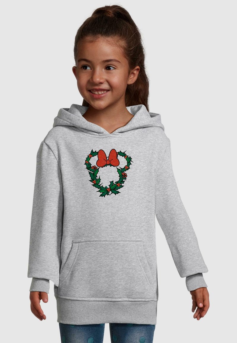 Šedá mikina s kapucí a kapsou má na přední straně veselý design s zeleným cesmínovým věncem a červenou mašlí.