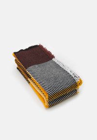 Cachecol de lã multicolorido com bordas franjadas; apresenta seções em bordô, preto, cinza e amarelo, exibindo padrões listrados e sólidos.