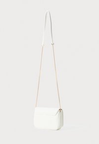 Borsa a tracolla bianca in pelle con chiusura a pattina, dotata di una tracolla in catena dorata e texture liscia. Design compatto con un aspetto minimalista.