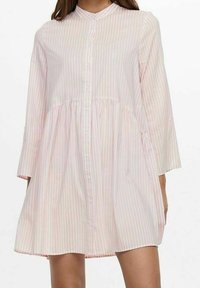 Vestido de botón con escote redondo, manga larga y silueta acampanada. Confeccionado en tejido ligero con rayas rosa y blancas.