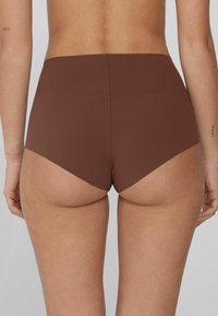 Braune hochtaillierte Unterhosen aus glattem, elastischem Material. Nahtloses Design mit einer leichten Kurve am unteren Rand.