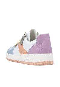 Multicolor sneaker met een witte leren bovenkant, lichtblauwe en perzikkleurige accenten, paarse hiel, ritsdetail en gestructureerde rubberen zool.