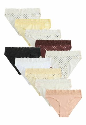 Kilenc női csipkés szegélyű bikini stílusú fehérnemű különböző színekben és mintákban, átlós, átfedő elrendezésben.