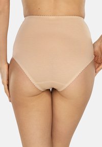 Beige high-waisted ondergoed van rekbaar materiaal. Heeft golvende randen en een gladde textuur met minimale naden voor comfort.