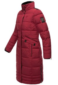 Abrigo de invierno aislado en rojo con un alto cuello, cierre delantero con cremallera, bolsillos laterales y diseño acolchado. Presenta detalles en negro en los hombros.