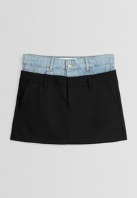 Jeans- und schwarzer Stoffrock mit einem hellblauen Bund, flachem Vorderteil, zwei seitlichen Taschen und glatter Textur.