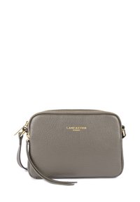 Borsa a tracolla in pelle grigia con finitura texturizzata, hardware dorato, chiusura zip e tracolla removibile. Presenta un logo in rilievo sul davanti.