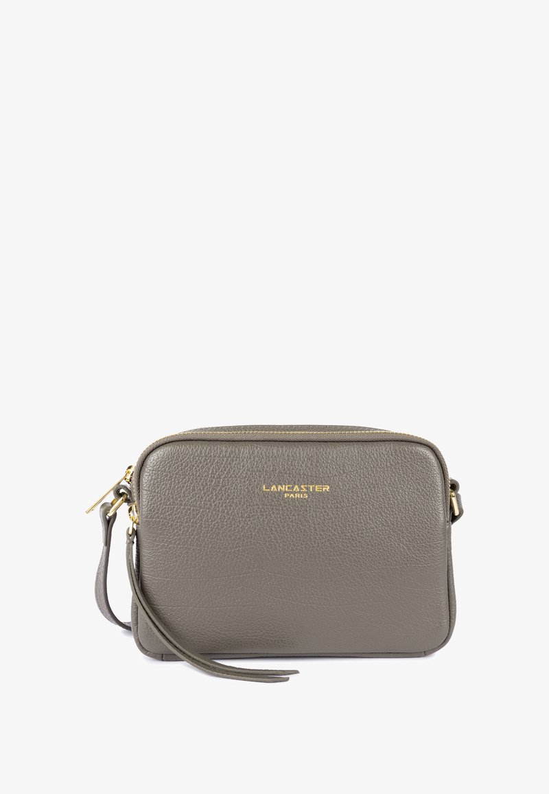 Borsa a tracolla in pelle grigia con finitura texturizzata, hardware dorato, chiusura zip e tracolla removibile. Presenta un logo in rilievo sul davanti.