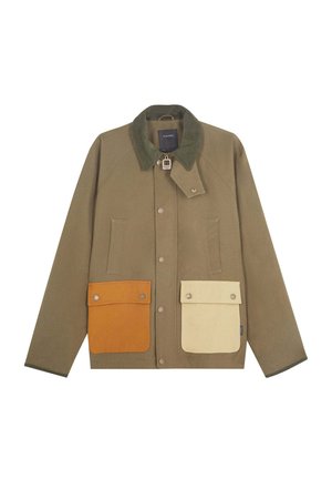 Chaqueta de algodón en verde oliva con un collar verde oscuro, que cuenta con dos bolsillos frontales en naranja y crema con cierres a presión.