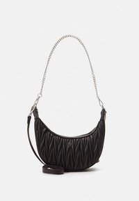 Must nahast tikandiga käekott poolkuu kujuga, hõbedase kettrihmaga ja reguleeritava õlarihmaga. Kaunistatud väikese logoga.