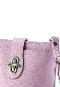 Lila leren handtas met een textuur, een centrale metalen sluiting en een band met zilveren accenten.