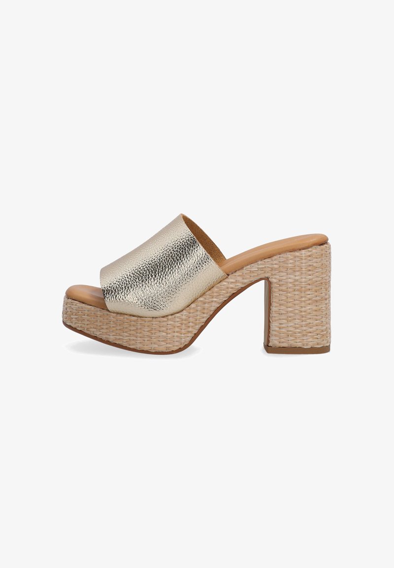 Sandale à glissière métallique dorée avec une large sangle, combinée à une plateforme à texture tissée et un talon bloc pour le soutien et la stabilité.