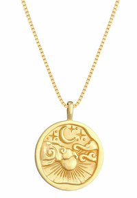 Collier en pendentif doré avec un disque rond et texturé présentant des motifs de nuages, de lune et d'étoiles, attaché à une chaîne délicate.
