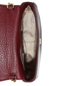 Bordowa torebka skórzana o fakturze z złotymi akcentami, otwarta klapa odsłania beżową podszewkę w wzór.