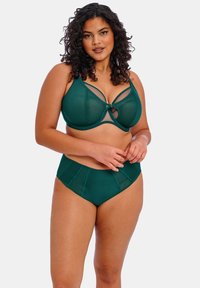 Conjunto de lencería verde oscuro que incluye un sujetador con detalles de malla y un diseño recortado, combinado con braguitas de talle alto con un acabado texturizado.