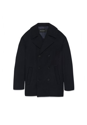 Dubbelknäppt svart ullkappa med breda slag, sex knappar och två framfickor, liggande platt på vit bakgrund.