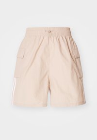 Pantaloni cargo beige chiaro realizzati in tessuto morbido con vita elastica, tasche laterali e due strisce bianche lungo i lati.