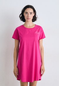 Kort rosa bomulls kjole med korte ermer, rund hals og en lomme med blomstermønster. Myk tekstur og avslappet passform.