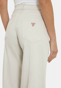 Guess Jeans a zampa - beige