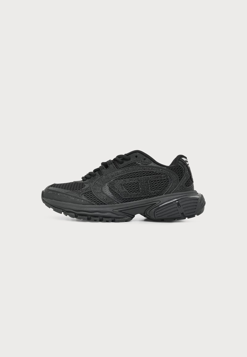 Baskets de sport noires avec tige en mesh, semelle texturée et design à lacets, présentées en profil latéral sur fond blanc uni.