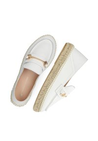 Mocasines de cuero blanco con superficie texturizada, plataforma envuelta en cuerda, detalles de herrajes dorados y diseño sin cordones.