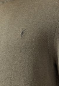 Gebreide sweater in olijfgroen, met ribbeltextuur, een ronde hals en een klein, tonale logo op de borst. Glad materiaal voor comfort.