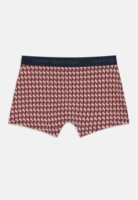 Moške bokser hlačke z vzorcem rdečih, belih in rjavih geometrijskih kock ter črnim elastičnim pasom z napisom »Tommy Hilfiger«.
