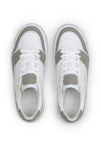 Un paio di sneaker in pelle bianche e grigie con punte perforate e lacci bianchi, viste dall'alto su uno sfondo bianco.